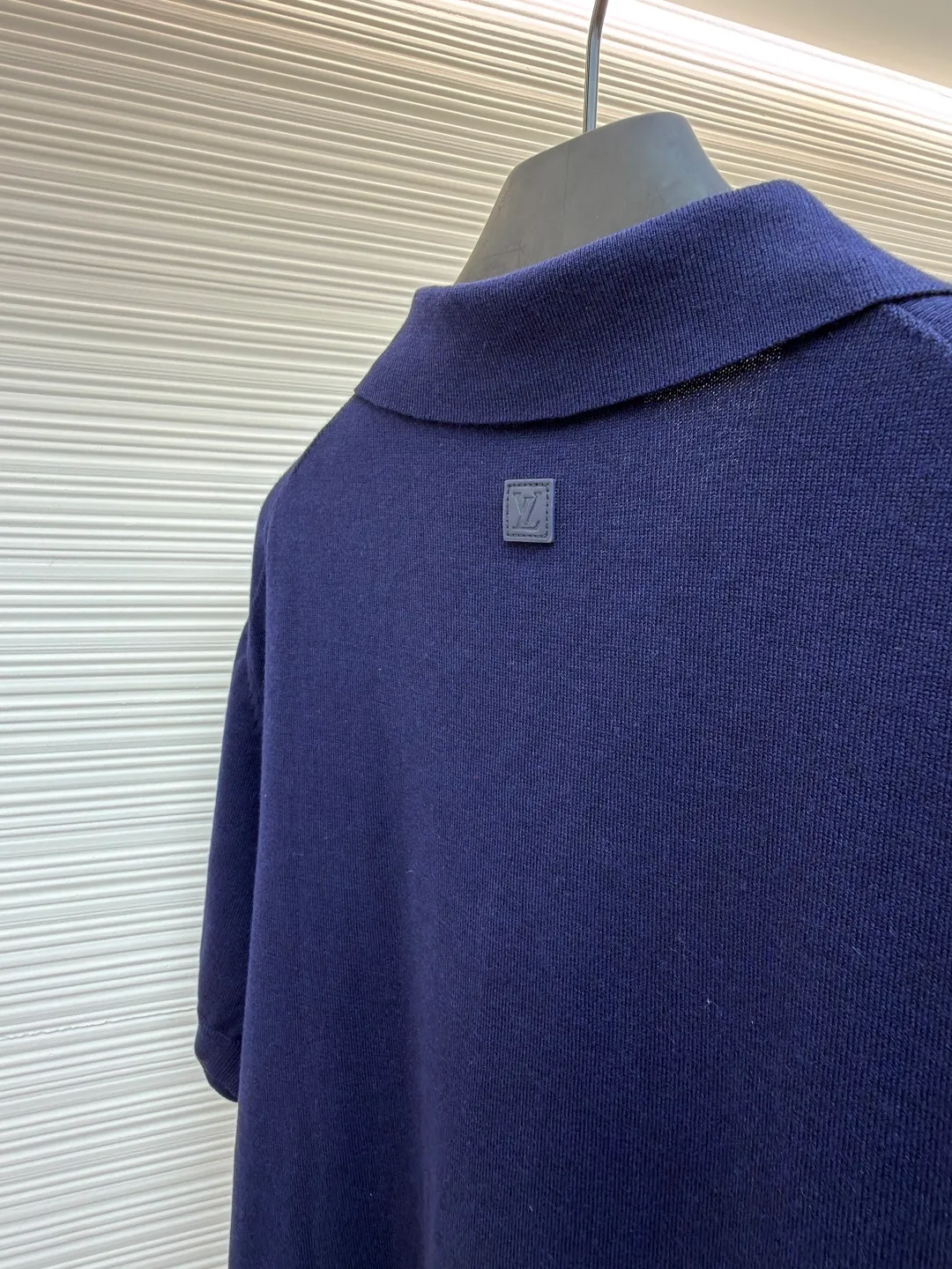 LOUIS VUITTON leather label polo shirt ●Original version: Purchased and developed for 11300 ●Item number: 1681738-A45 ●Fabric: wool blended fabric ●Technology: knitted ●Color: navy blue ●Version: fitted version ●Weight: about 250 grams ●Size: XS-S-M-L ●Description: This short-sleeved shirt is made of 2/45 wool blend, composed of 14-needle yarn and 1 stretch silk fabric piece, and 20-needle plate stitching. The weaving time is 90 minutes. After washing, you need to iron the bra first and then button it. This will make it smooth and beautiful. After buttoning, you need to embroider it. A fine silk-wool blend knit in calm tones, embroidered and leather logo patches decorate the left hem and back. It can add a preppy touch to business attire, or pair with tailored separates or slacks for a modern look. The overall wiring is straight and delicate, the fabric is comfortable and soft, and the color is consistent without color difference. It can be matched with the same style to create a fashionable look and control various occasions. Customized accessories, complete with three standards, same style for men and women!